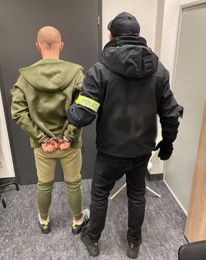 Policjant z zatrzymanym