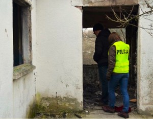 Policjanci podczas kontroli pustostanu