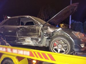 pojazd 20-latka po uderzeniu w drzewo i ogrodzenie posesji