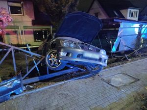 pojazd 20-latka po uderzeniu w drzewo i ogrodzenie posesji