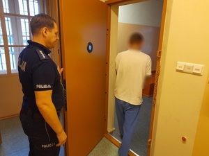 Policjant z zatrzymanym