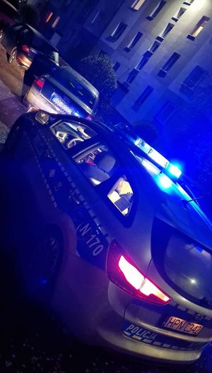 Policyjny radiowóz podczas kontroli drogowej