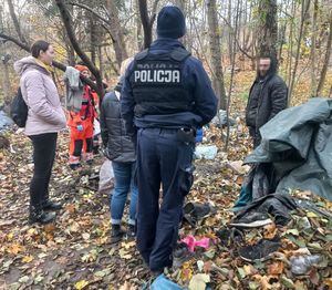 policjanci podczas kontroli miejsc przebywania osób bezdomnych