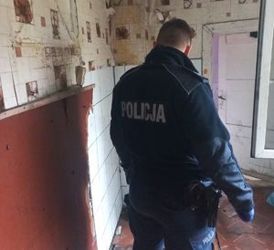 policjanci podczas kontroli miejsc przebywania osób bezdomnych