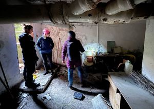 policjanci podczas kontroli miejsc przebywania osób bezdomnych