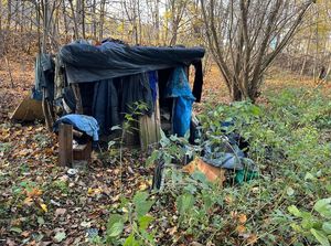 policjanci podczas kontroli miejsc przebywania osób bezdomnych