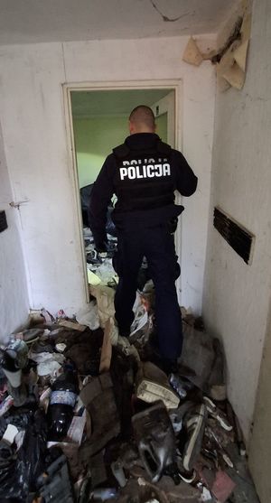 policjanci podczas kontroli miejsc przebywania osób bezdomnych