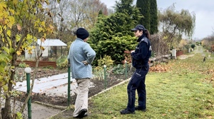policjanci podczas kontroli ogródków