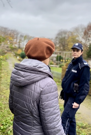 policjanci podczas kontroli ogródków