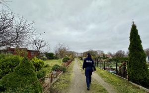 policjanci podczas kontroli ogródków