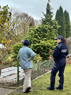 policjanci podczas kontroli ogródków