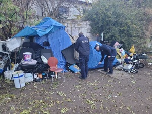 policjanci podczas kontroli miejsc przebywania osób bezdomnych