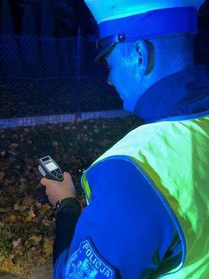 policjant umundurowany trzyma w dłoni alkomat