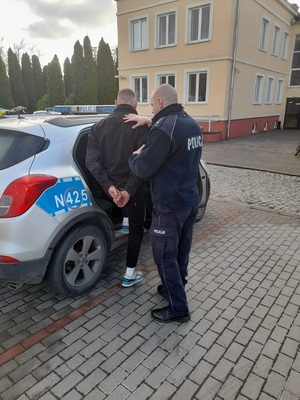 Policjant z zatrzymanym