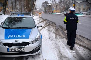 Policjanci pracujący na drogach