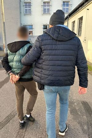 Policjant prowadzi zatrzymanego