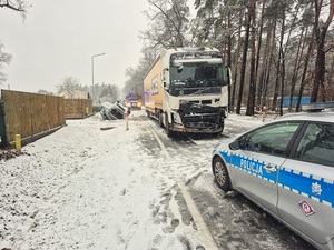 policjanci pracujący na miejscu wypadku