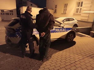 zatrzymany kierowca przy radiowozie