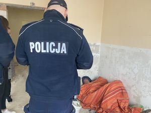 policjanci podczas kontroli miejsc przebywania osób bezdomnych