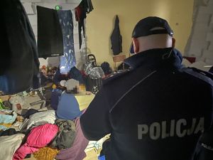 policjanci podczas kontroli miejsc przebywania osób bezdomnych