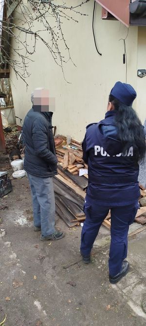 policjanci podczas kontroli miejsc przebywania osób bezdomnych