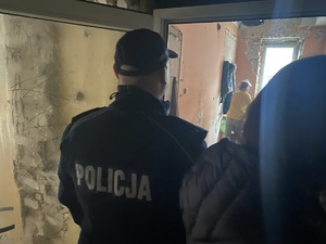 policjanci podczas kontroli miejsc przebywania osób bezdomnych