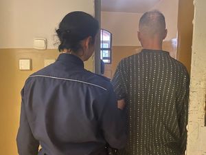 policjantka z zatrzymanym za rozbój