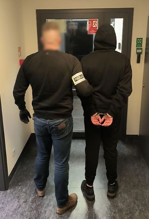 policjant z zatrzymanym i zabezpieczone dowody