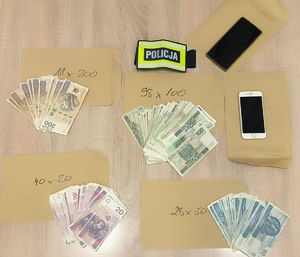 policjant z zatrzymanym i zabezpieczone dowody