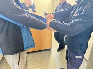 policjanci z zatrzymanym kierowcą