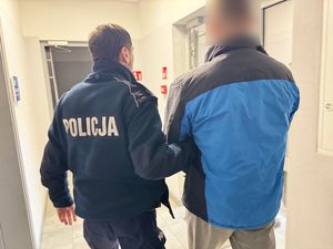 policjanci z zatrzymanym kierowcą