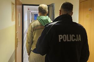 policjant z zatrzymanym