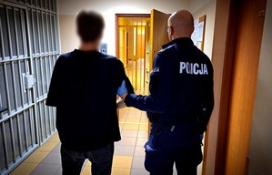 policjant z zatrzymanym