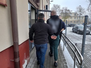 policjanci z zatrzymanymi i odzyskanym skradzionym sprzętem