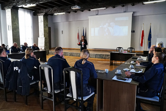 Realizując zapisy Planu Równości Płci w Policji w zakresie szkoleń mających zwiększyć świadomość zarządzających w budowaniu równościowego środowiska pracy i służby, w piątek 22 listopada 2024, w Komendzie Wojewódzkiej Policji w Gdańsku odbyło się szkolenie dla kadry kierowniczej garnizonu pomorskiego.