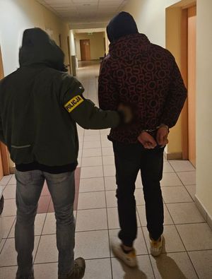 Policjanci z zatrzymanymi i środki odurzajace