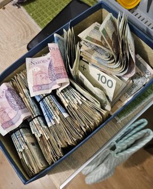 Policjanci z zatrzymanymi i środki odurzajace