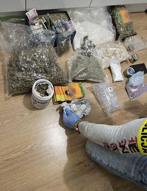 Policjanci z zatrzymanymi i środki odurzajace