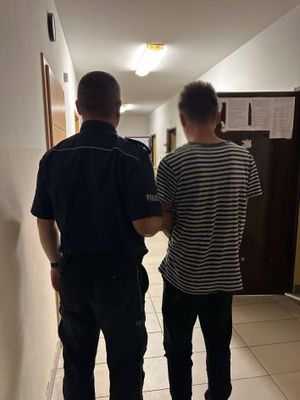 policjant z zatrzymanym