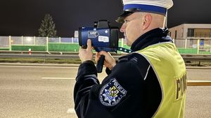 policjant mierzący prędkość