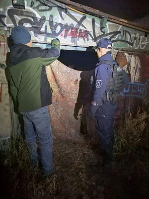 policjanci podczas kontroli pustostanów