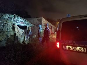 policjanci podczas kontroli pustostanów