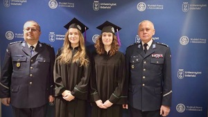 komendanci wraz z absolwentkami