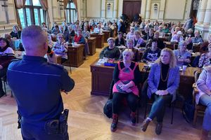 Policjanci na debacie