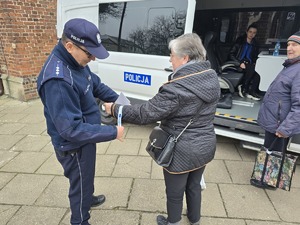 Policjanci przy mobilnym centrum