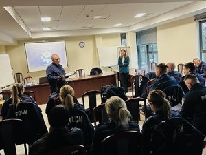 policjanci podczas inscenizacji rozprawy sądowej