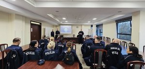 policjanci podczas inscenizacji rozprawy sądowej