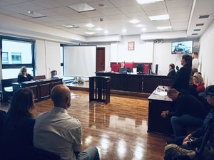 policjanci podczas inscenizacji rozprawy sądowej