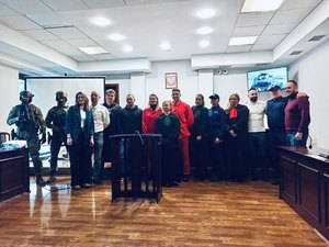 policjanci podczas inscenizacji rozprawy sądowej