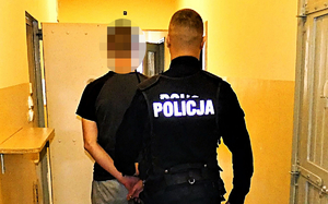 policjant z zatrzymanym